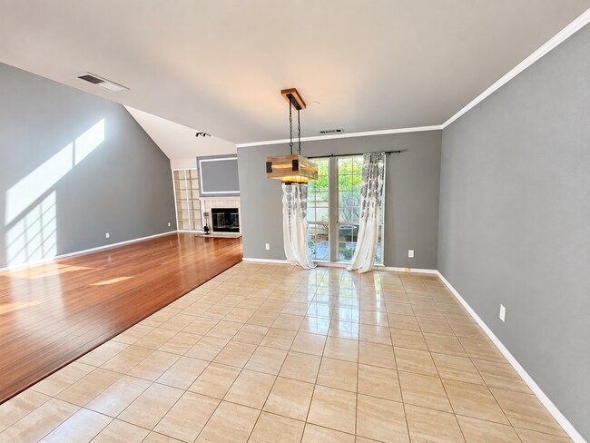 Building Photo - 760 Lake Front Dr