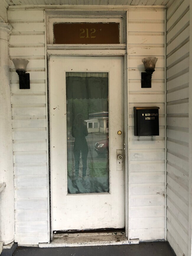 Building Photo - 212 W Ridgeway St