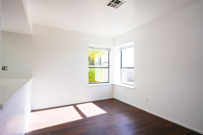 Building Photo - Stunning 3 Bed / 2.5 Bath Home w/ Loft, Two-Story Atrium & Remodeled Kitchen