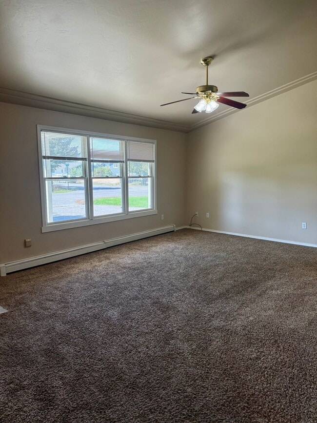 Building Photo - 5 bedroom 3 bath home in Belgrade with attached double garage