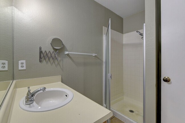 Building Photo - 820 N Sloan Ln