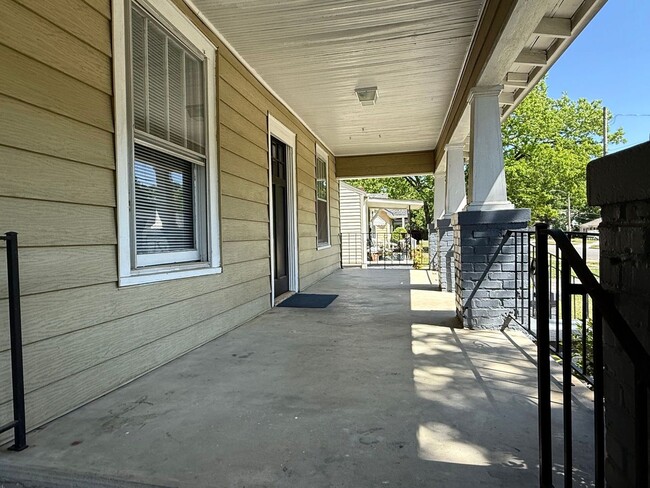 Building Photo - 3 Bedroom 1 Bath Home With Large Front Porch