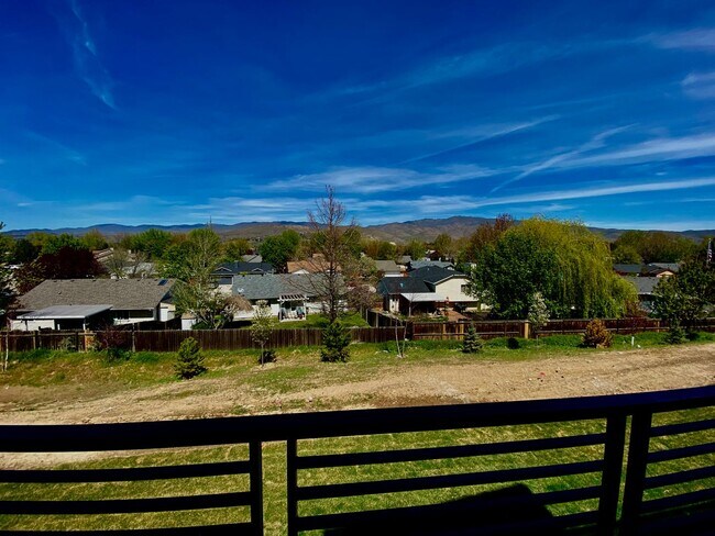 Building Photo - Close to Micron, 3 Bedroom 3 bath w/ a Million Dollar View!