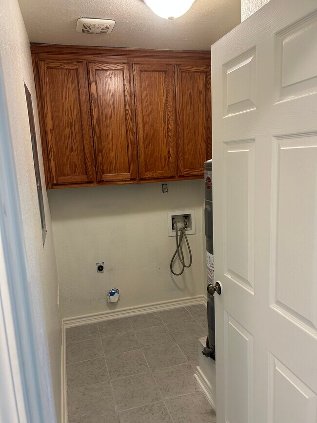 Building Photo - 2706 N Hickory St