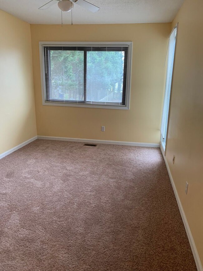 Building Photo - Rent Special! Half off first months' rent ...