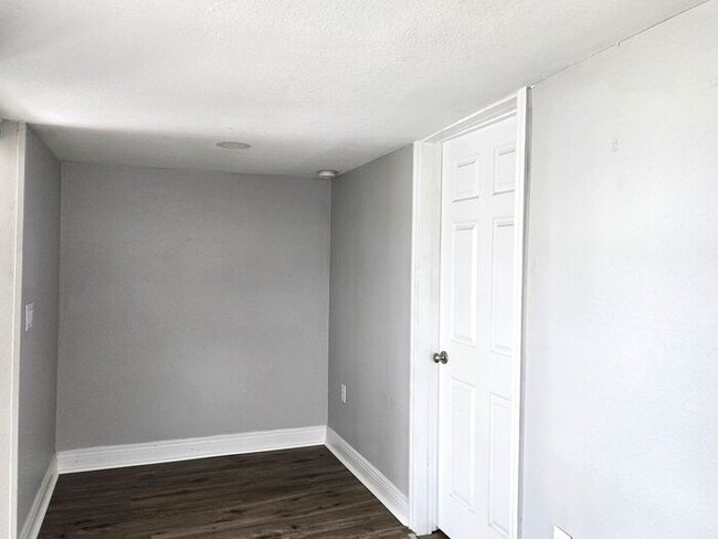 Building Photo - Cute 1 Bedroom Apartment In Eagle Lake