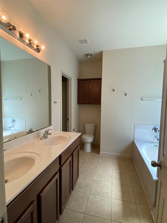 Building Photo - 2221 Nestlewood Dr