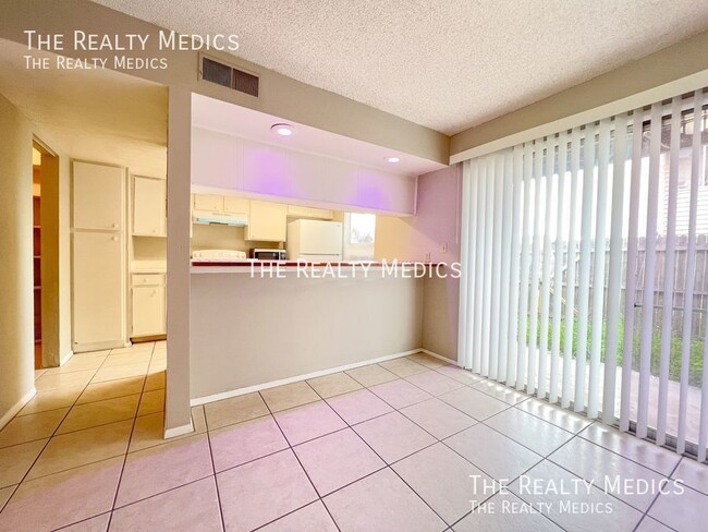 Building Photo - Charming 2 Bedroom, 1.5 Bathroom Condo in ...