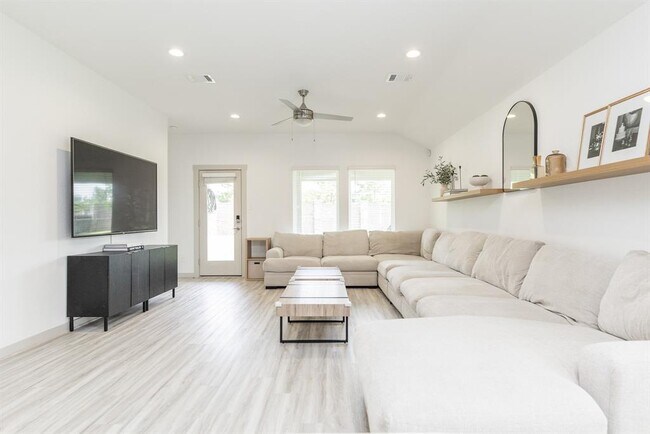 Building Photo - 6803 Telford Holw Trl