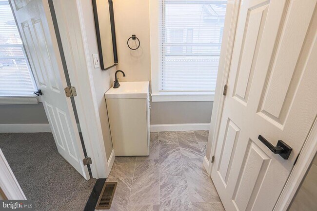 Building Photo - 3803 Cedardale Rd