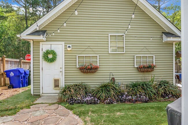 Building Photo - Johns Island 4BR, 2.5 BA Gem: Features Wood Floors, 2-Car Garage, & Community Pool
