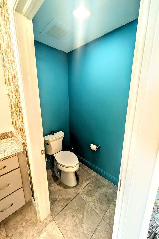 Building Photo - Annual Turnkey 3/3 penthouse on waterfront in Osprey