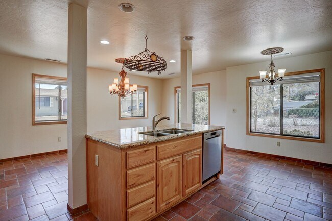 Building Photo - 5 Bedroom + a Den, 3 Bathroom, 2 Car Garage For Rent in Prescott!