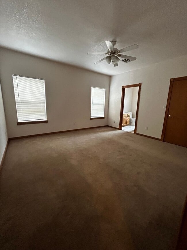 Building Photo - ***COMING SOON*** ^^^Accepting Applications 2/16/26^^^ Spacious 3 Bedroom 2 Bathroom house.