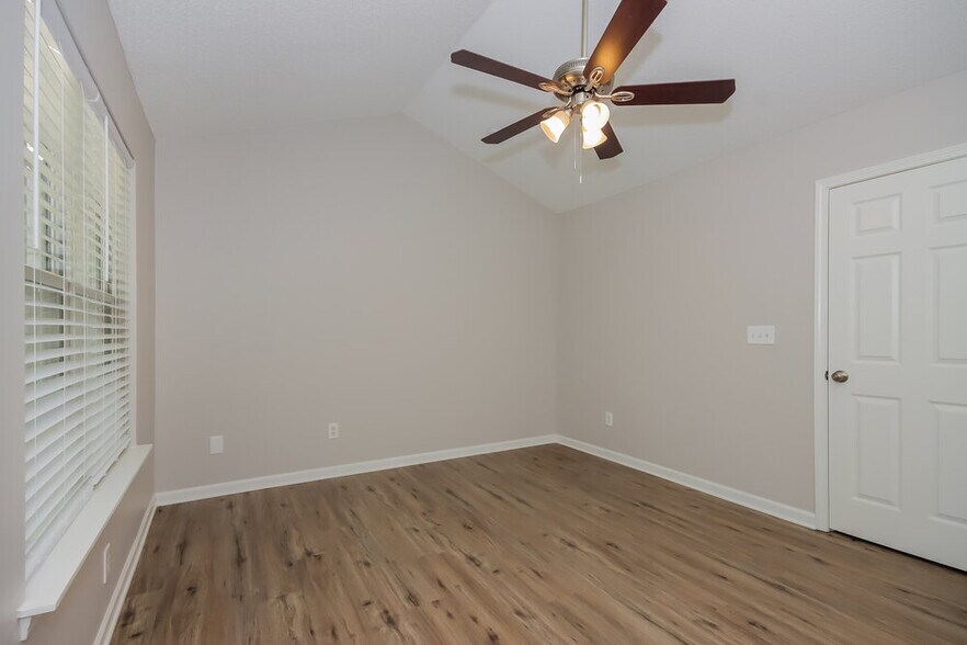 Building Photo - 8042 Christmas Ct