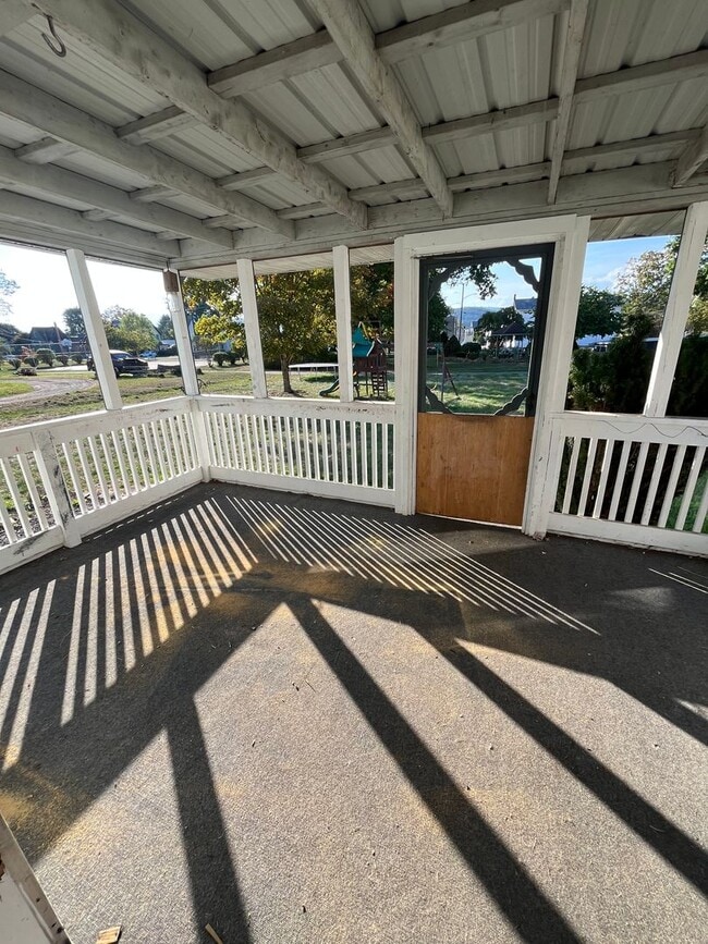 Building Photo - 3 Bedroom, 2 Bathroom Single Family Home i...