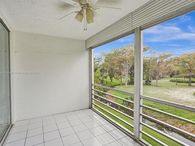 Building Photo - 605 Oaks Dr