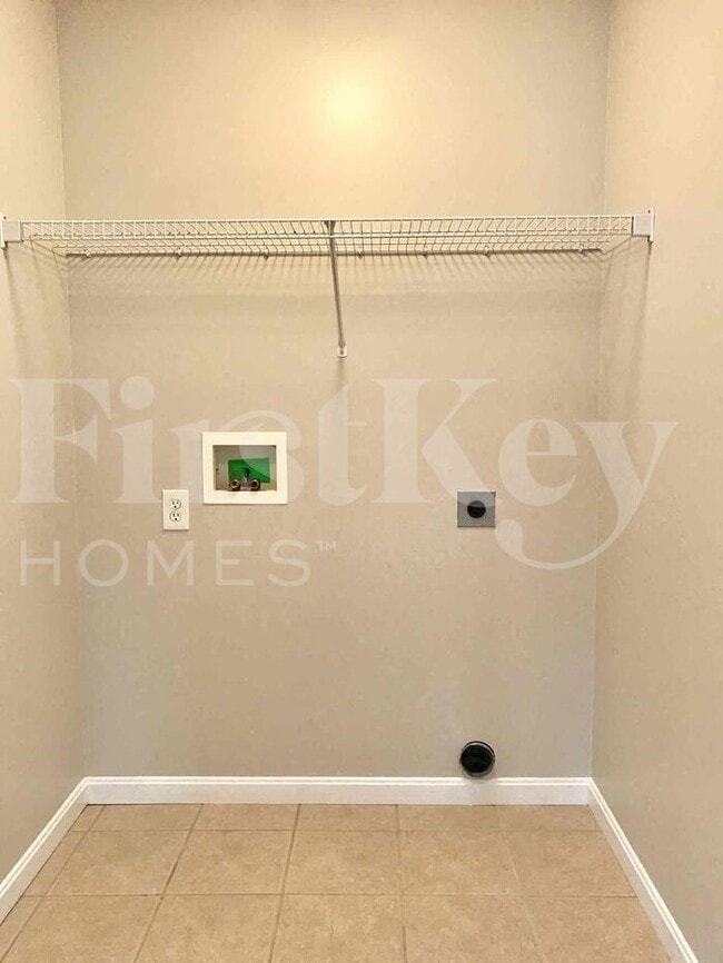 Building Photo - 6176 Fox Run Ln