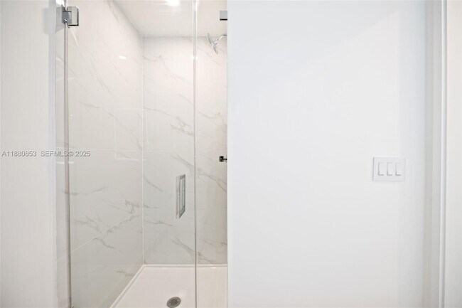 Building Photo - 700 NE 24th St