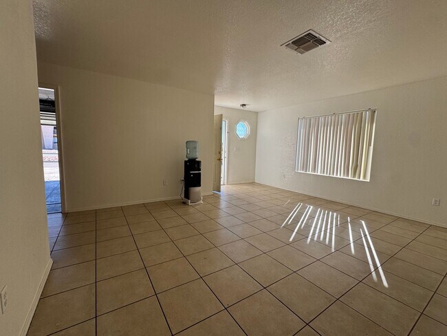 Building Photo - 3BR Duplex with gated yard and Garage