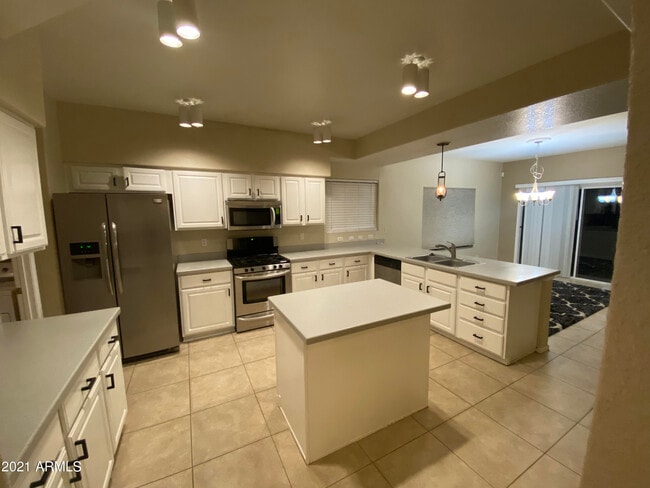 Building Photo - 454 E Baylor Ln