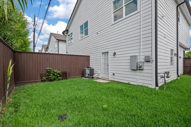 Building Photo - 2202 Lynnfield St