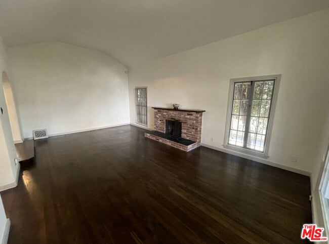 Building Photo - 147 S Poinsettia Pl