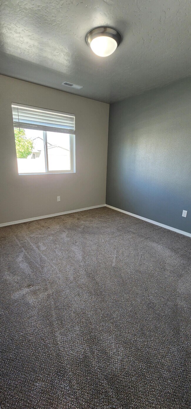 Building Photo - 2316 N Mountain Ash Ave