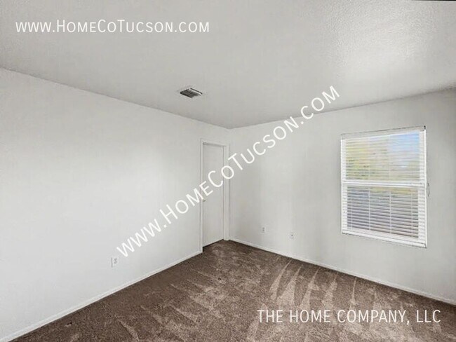 Building Photo - 2708 N Saramano Ln