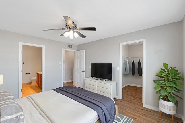 Building Photo - Charming 3 Bedroom 3 Bath Townhouse in Green Valley Ranch!