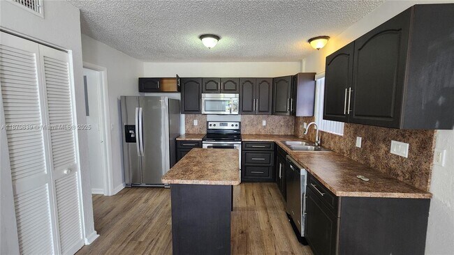 Building Photo - 513 S Ocean Dr