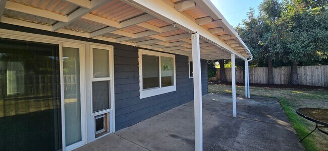 Building Photo - Stunning 4-bedroom 2 bath home