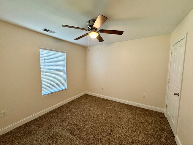 Building Photo - 2 bedroom townhome in Seneca