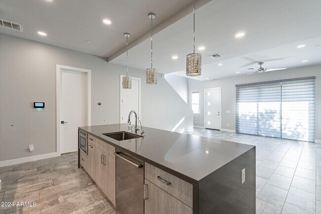 Building Photo - 2645 E Osborn Rd