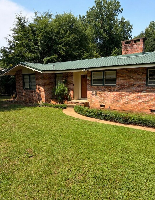 Building Photo - Nice home with pool!