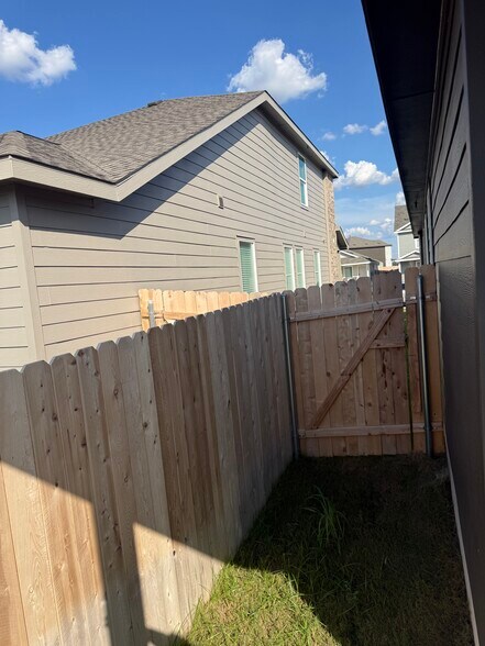 Building Photo - 13400 Trumpet Creeper Dr