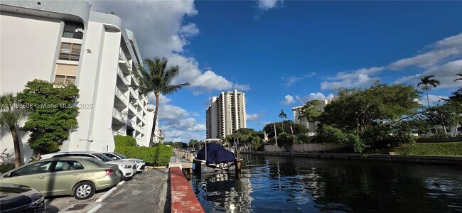 Building Photo - 1650 NE 115th St