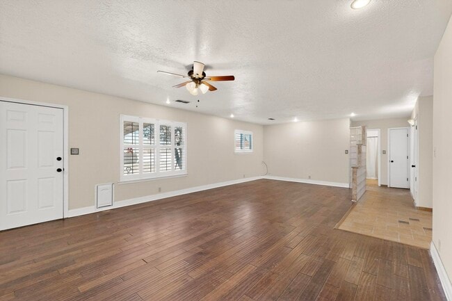 Building Photo - 6500 Martin Ct NE