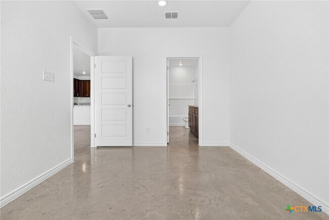 Building Photo - 620 Pacific Crest Trl