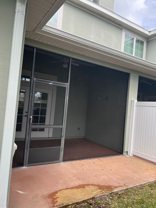 Building Photo - 2 Bed 2.5 Bath