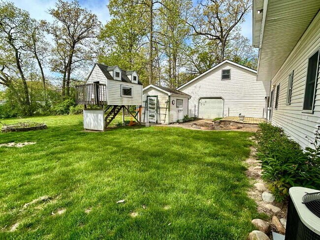 Building Photo - 5107 White Oak Terrace