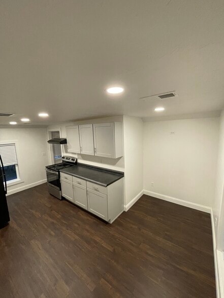 Kitchen/living room - 80 Alden Sq