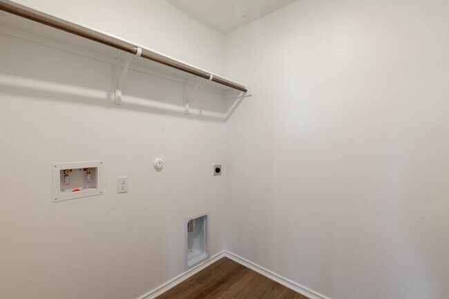 Building Photo - 3 Bedroom Plus Study and 3 car garage!