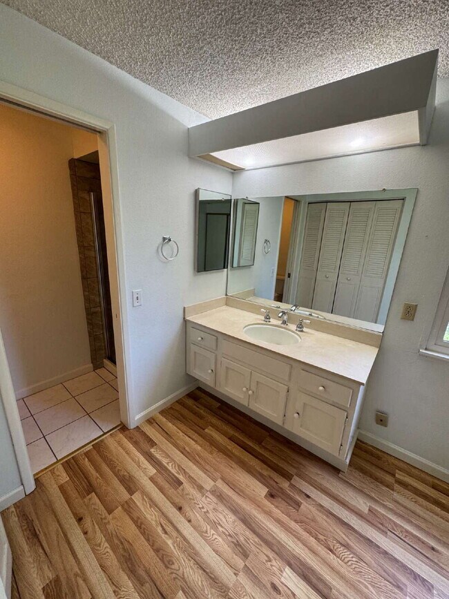 Building Photo - Large 4 Bedroom / 3 Bathroom, Split-level ...