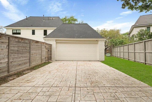 Building Photo - 819 Silvergate Dr