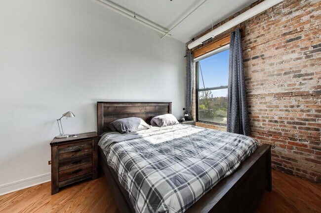 Building Photo - 1400 N Milwaukee Ave
