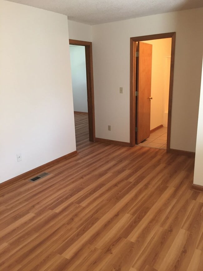 Building Photo - Perfect location 3 bed 2 bath with fenced in back yard and two car garage!