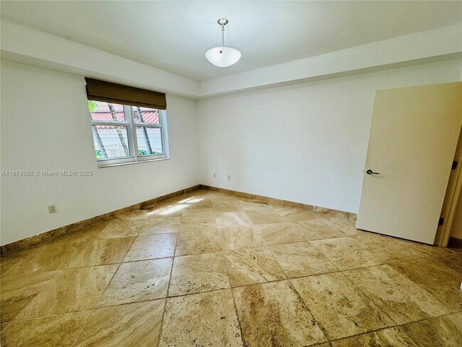 Building Photo - 20000 E Country Club Dr