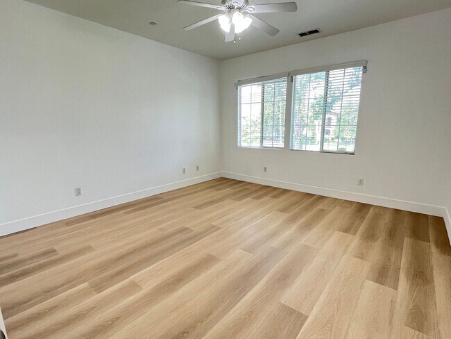 Building Photo - 3 bedroom, 2.5 bath Home for Rent in the Riverwalk