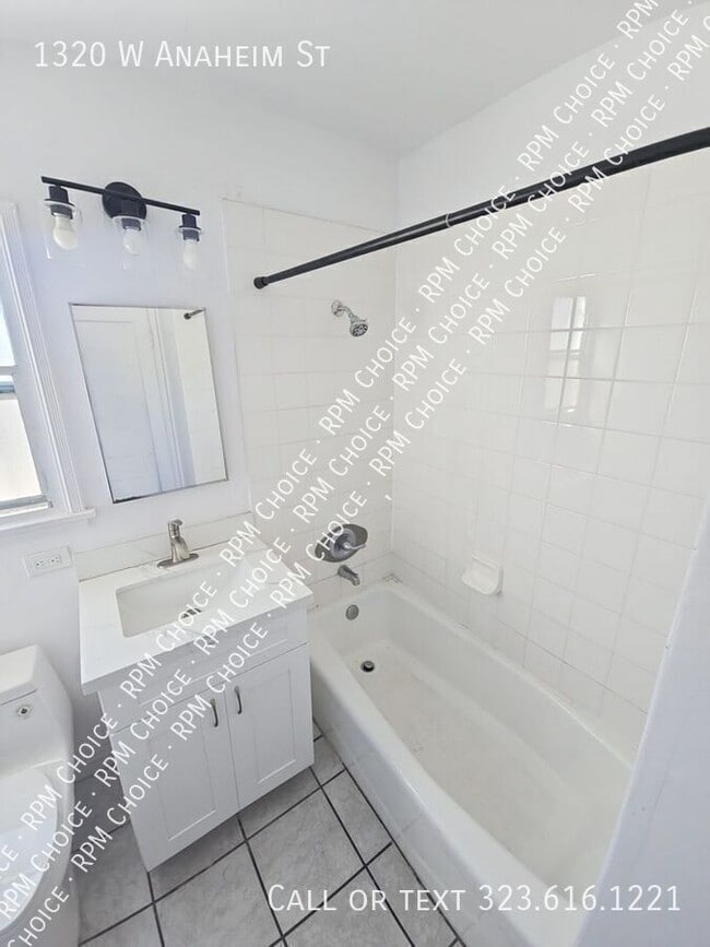 Building Photo - 1320 W Anaheim St